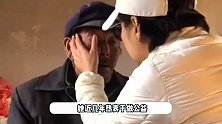 50岁袁立现身做公益，穿着朴素似邻家大妈，紧抱百岁老人毫无架子