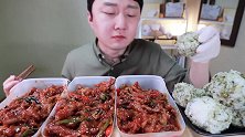 韩国屋塔房大叔吃辣鸡爪，一个鸡爪一口饭！