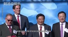 曹德旺带央视美女吃路边摊,美女满脸嫌弃,老曹：你坐啊!