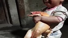 小姑娘发现自己养的鸡没了，哭了，好有爱！