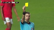 第43分钟本菲卡球员贡萨尔维斯黄牌