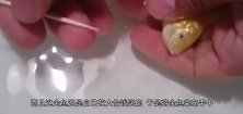 小金鱼绝食好几天，主人担心用牙签扒开鱼嘴一看，赚大发了