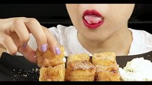 小姐姐吃超级美味的西班牙甜点炸牛奶呀，看起来可真有食欲