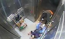 美国：男子地铁站电梯里袭击女子，将其拖出电梯抢走50美元