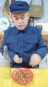 小伙模仿八十年代的人喝酒，背景音乐很带劲，但下酒菜不忍直视啊