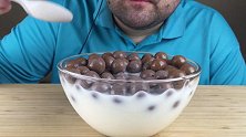 胡子小哥吃一大碗巧克力球泡牛奶，酥酥脆脆听起来太过瘾啦