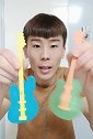 大哥哥把冰做成了可爱的小吉他，吃在嘴里沙沙的脆脆的，感觉真棒
