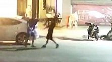 男子醉酒后对着车门小便 车主找其理论被掐脖推搡