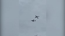 视觉错觉！英国两架飞机“擦身而过” 看似相距仅几英尺