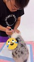 光天化日之下，居然有人对一个女孩朵朵......宝贝打疫苗
