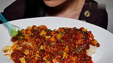 日本美女吃麻婆豆腐，看上去好辣的样子，越吃越来劲