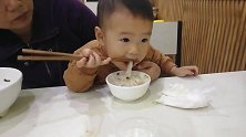 妈妈带2岁宝宝到面馆吃面，真是个让人省心的宝宝