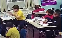 美国一名9岁学生喝水时被瓶盖噎住，老师用海姆立克法及时解救