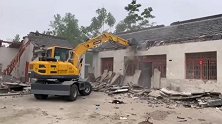 为什么轮式挖掘机是拆除老旧房子的高手？