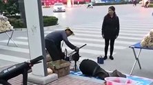 大爷真是个高手，不知道他这个技术是怎么练的，居然如此与众不同！