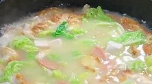 白菜豆腐保平安，秋天要多喝汤，这道汤营养丰富好喝极了