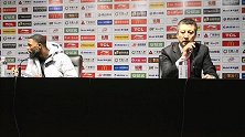 史蒂芬森带吉他参加赛后发布会 说中文拜年逗笑郭士强