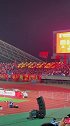 国足比赛第7分钟现场球迷高喊武磊 并拼出Wu Lei字样