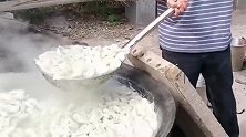 农村大席师傅煮饺子，一大锅水煮几十斤，这味道实在是太香了！