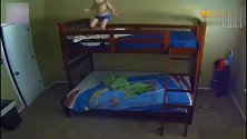 宝宝一个人在上下铺的床上玩，监控拍下让妈妈后悔的画面！
