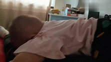 十个多月宝宝长精了，自己下床爬到门口要出去，宝妈们最懂得！