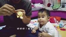 7个月的四脚吞金兽，见奶爸吃橘子不给就开抢，一脸呆萌好可爱！