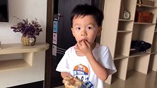 小宝宝第一次吃汉堡，全程都在用手抓吃，这吃相好可爱！