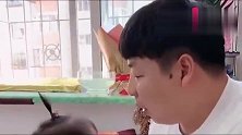 萌娃找不到糖吃了,爸爸骗女儿说糖回家找妈妈去了,我们不能吃了