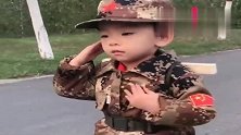 兵哥训练的3岁小女孩，在网上火了，史上最萌顺拐正步，太可爱了