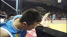 北京大将摔进摄影席 东北球迷尽展搞笑天赋：拉住别让他走！