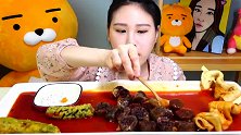 弗朗西斯卡吃鱼饼米肠炒年糕，喜欢鱼饼！