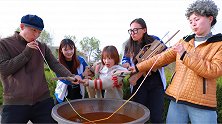 不用嘴喝火锅汤？成功送游戏装备，学生带爷爷奶奶完成