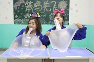 俩学生用雪糕PK做无硼砂泥，没想胖芸做成冰丝泥，太好玩了