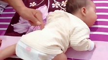 宝宝睡觉太搞笑了，不料一碰他，小屁股就扭个没完