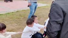 三胞胎兄弟拔河比赛，这围观率堪比，妈妈真是太幸福了！