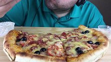 胡子小哥吃一整个香肠披萨，看起来超级有食欲啊