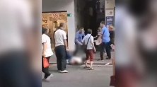 广东城管执法时推倒抱小孩女子 通报：城管已停职并交派出所处理