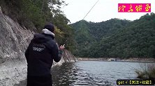 野钓：乘船偷偷靠近崖壁，军鱼爆咬！