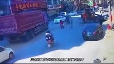一对夫妻刚走到大货车前面，3秒钟不到没命了，监控拍下全程