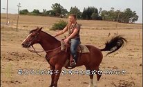 女子骑在马背上，马不喜欢女子，使出一招同归于尽，摔出去了！