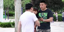 屌丝男公园奇葩行为，吓坏众人，下一秒惨遭追打笑喷了！
