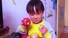 四岁女儿挑苹果，看看咋挑的，真有趣