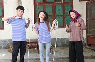 虎妹和小伙伴跳大绳，获胜奖励鸡腿，结果虎妹跳的最多真厉害