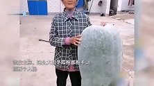 安徽一居民家中种出104斤巨大冬瓜，孙女：都抱不动，得两人抬