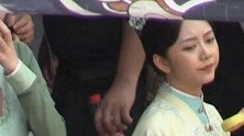 谭松韵现身剧组拍戏，面露愁容独自发呆，尚未走出母亲离世伤痛