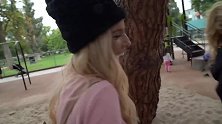 小孩生龙活虎的样子，孪生兄弟一对乖巧可爱，真天真！