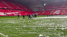 开赛前能搞定！安菲尔德球场工作人员加紧除雪