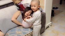绝对是亲生的，宝宝竟然拿着气球捉弄妈妈，这小子从小这么坏长大了可不得了