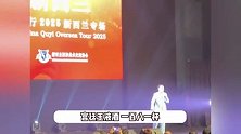 67岁巩汉林新西兰演出，再现春晚经典名场面，妻子罕露面打扮年轻