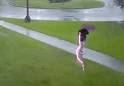 惊险！男子雨中撑伞行走 遭天雷降临险些击中男子